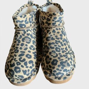 Bearpaw Shorty Exotic Leopard Boot Size 9